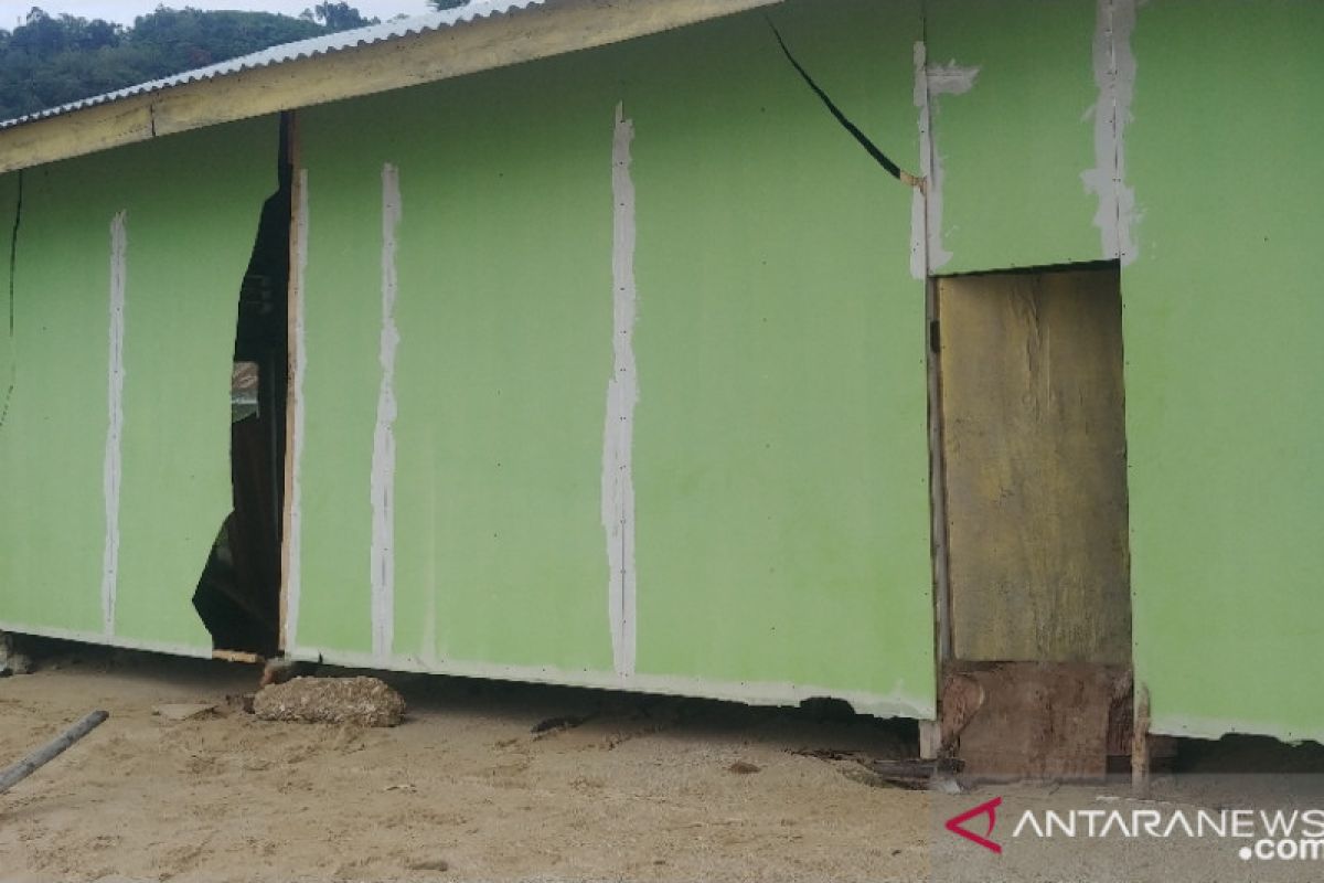 BPBD Padang bangun tenda darurat di kawasan Pantai Air Manis