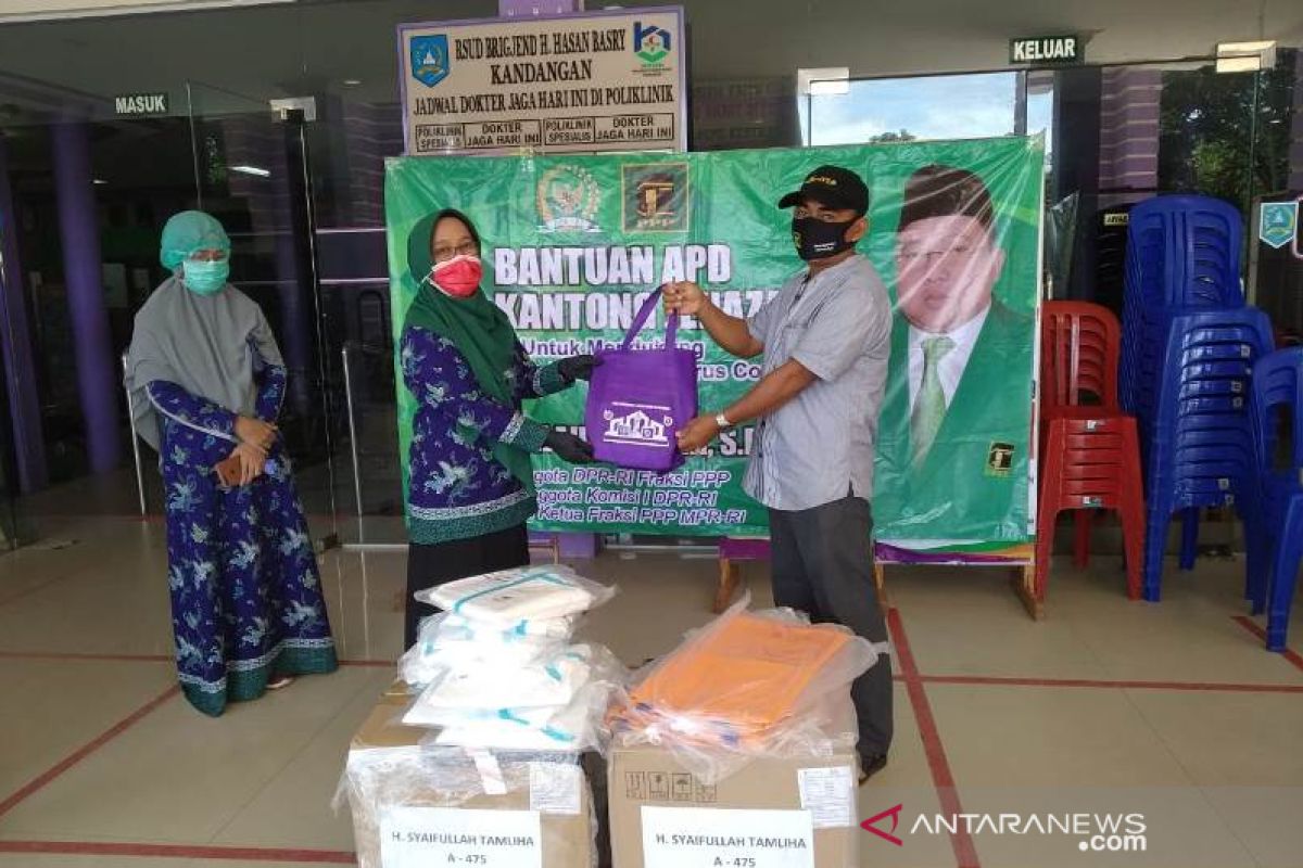 Anggota DPR RI PPP Syaifullah Tamliha bantu APD untuk RSUD Kandangan