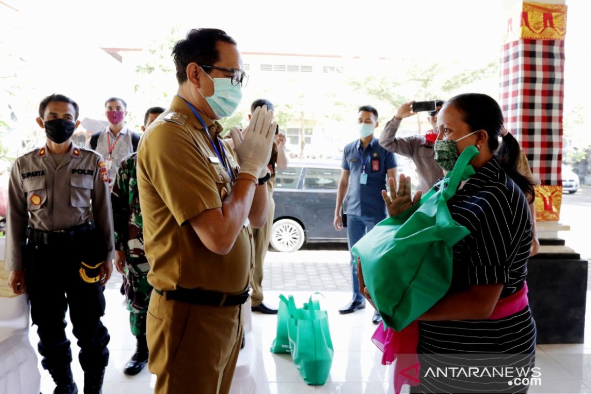 Pemkab Badung serahkan bantuan paket sembako dari guru