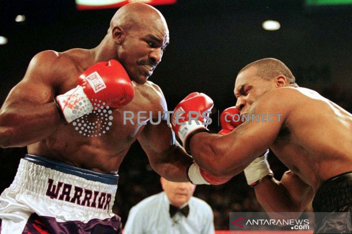 Evander Holyfield siap jika Mike Tyson yang minta tarung ulang