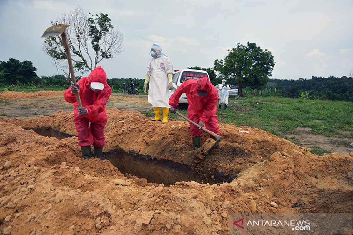 Era normal baru untuk penggali kuburan COVID-19 di Pekanbaru