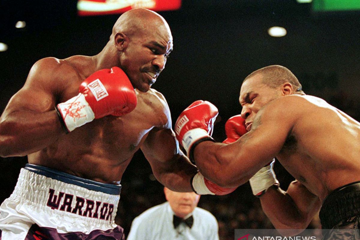 Holyfield siap jika Mike Tyson yang minta tarung ulang