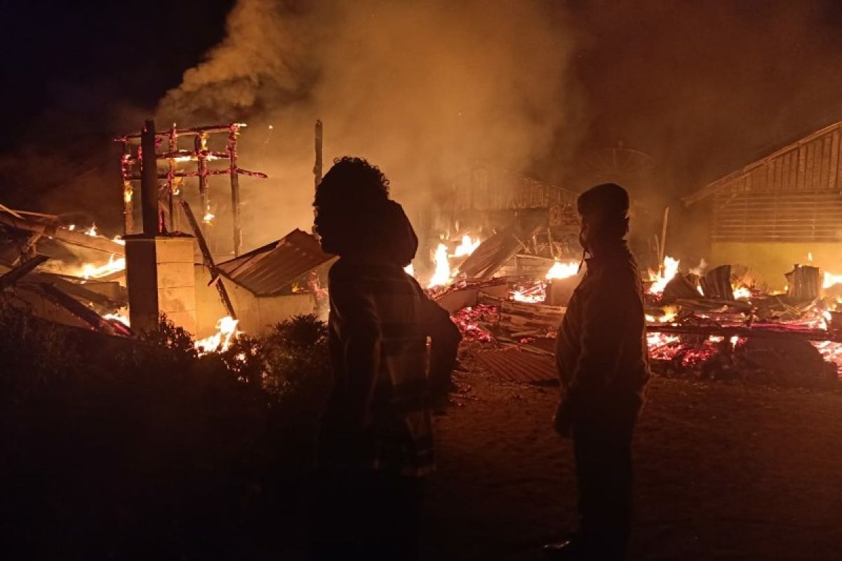 Tiga rumah terbakar di Silimahuta Simalungun, dua rumah dirusak