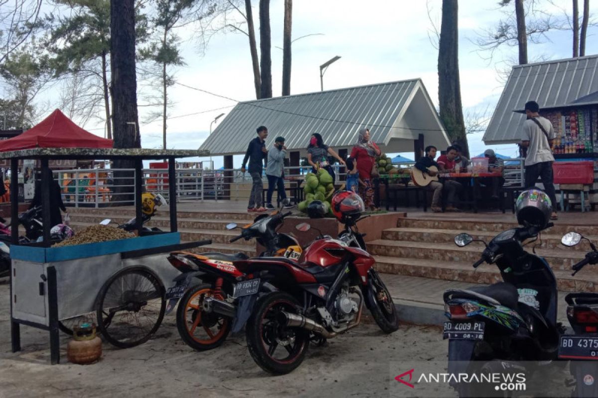 Meski ditutup, Pantai Panjang Bengkulu tetap ramai dikunjungi