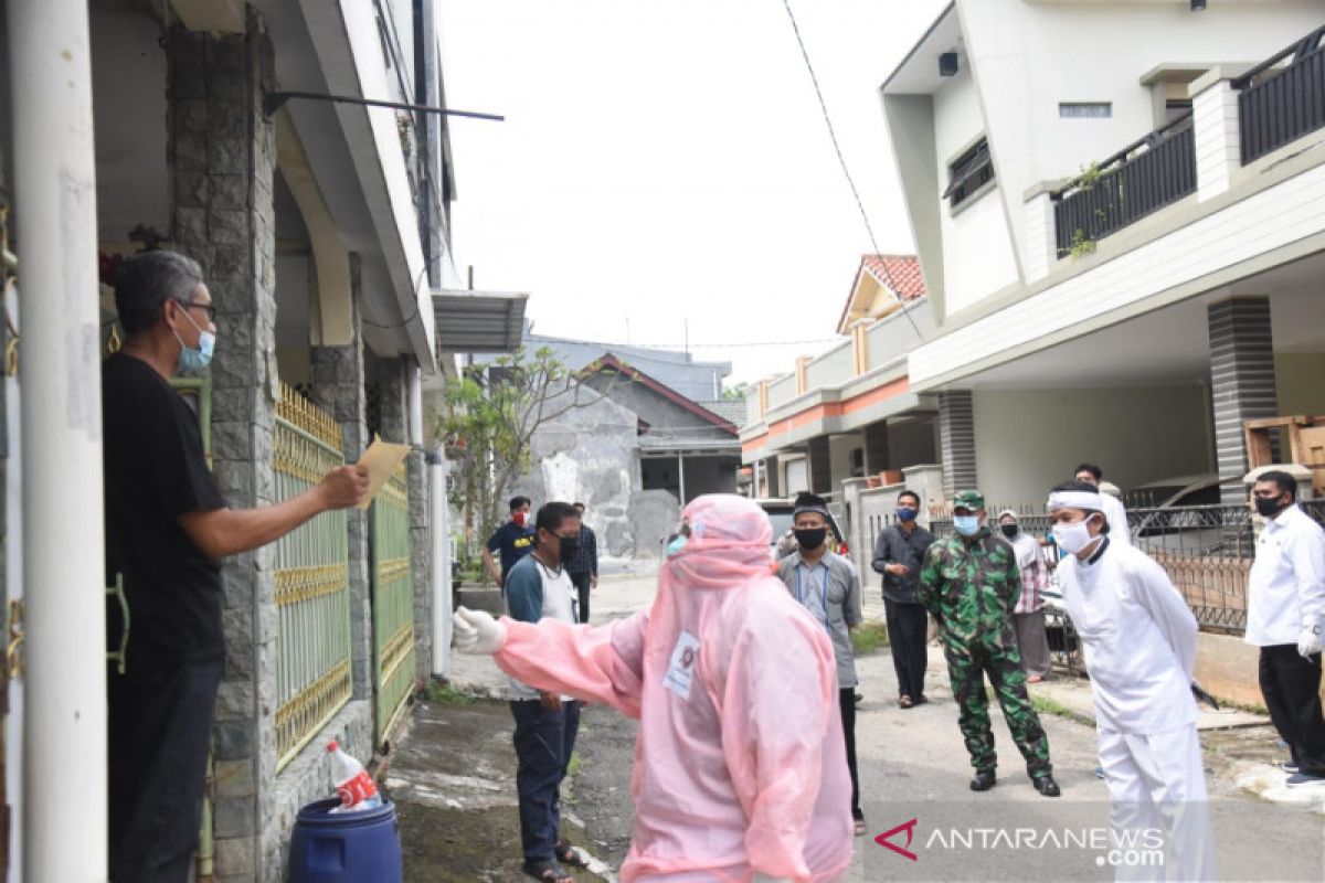 Dedi Mulyadi menanggung biaya keperluan keluarga dan pasien positif COVID-19