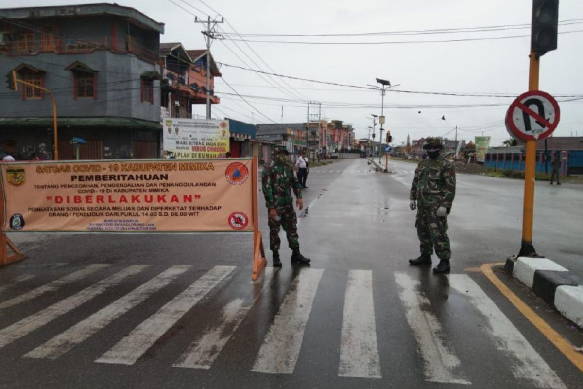 TNI-Polri di Mimika tertibkan pengguna jalan untuk mencegah COVID-19