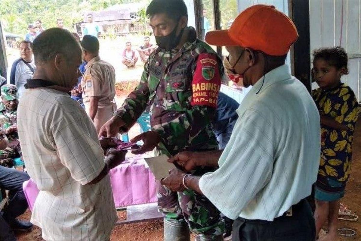 TNI bantu salurkan BLT dan masker warga Natabui di Kepulauan Yapen