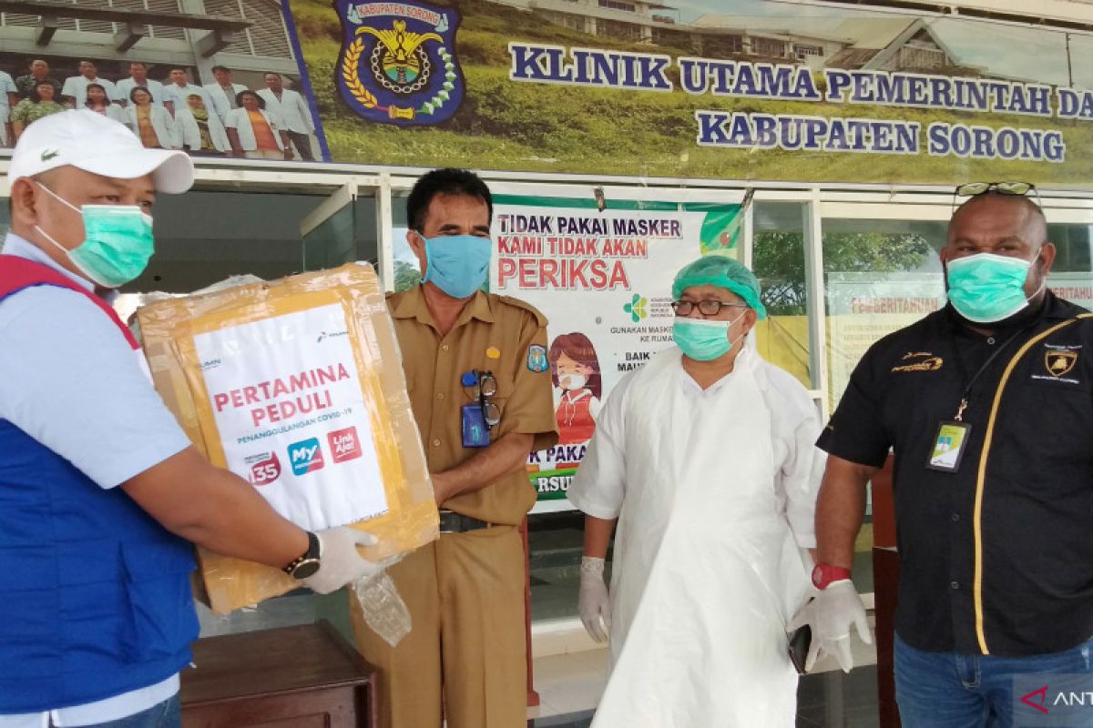 Pertamina RU VII Kasim serahkan APD bagi dua RSUD di Sorong