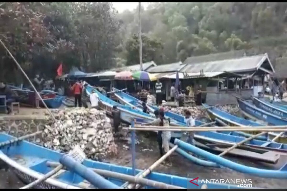 Nelayan Gunung Kidul diimbau tidak melaut karena gelombang tinggi