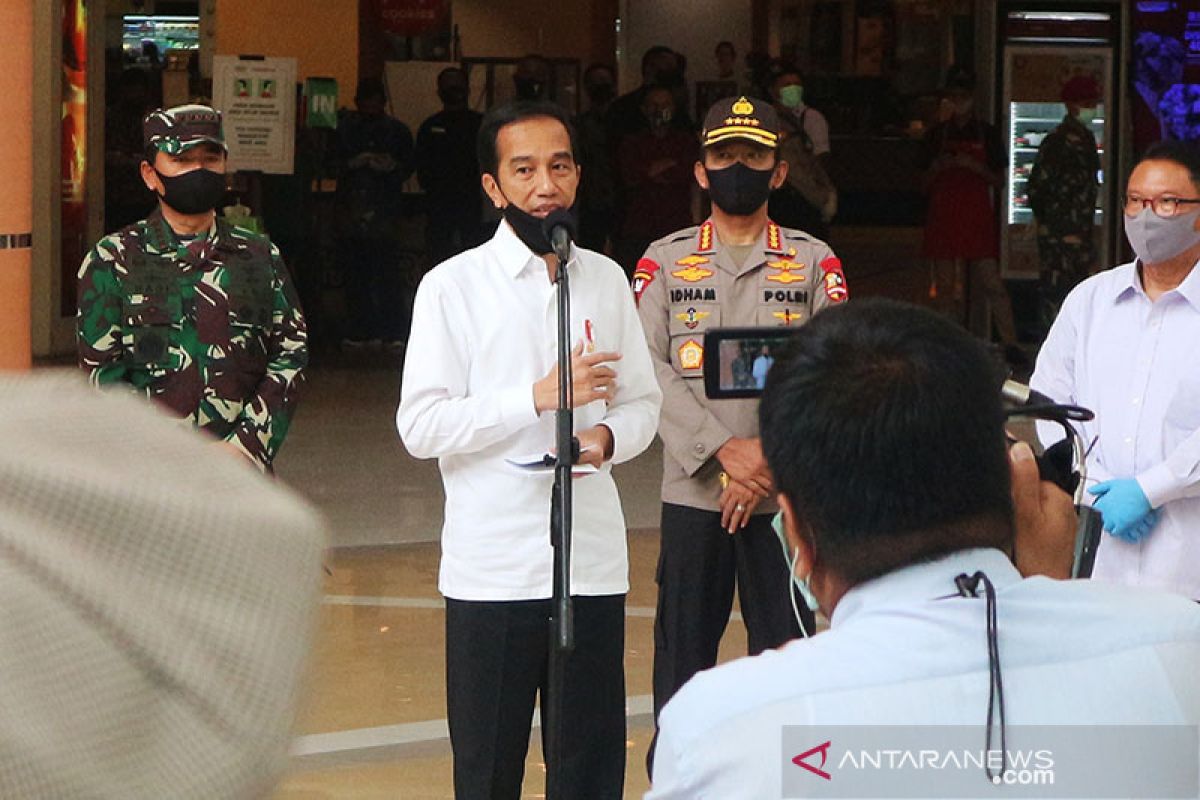 Presiden tinjau penerapan standar normal baru di sarana niaga Bekasi