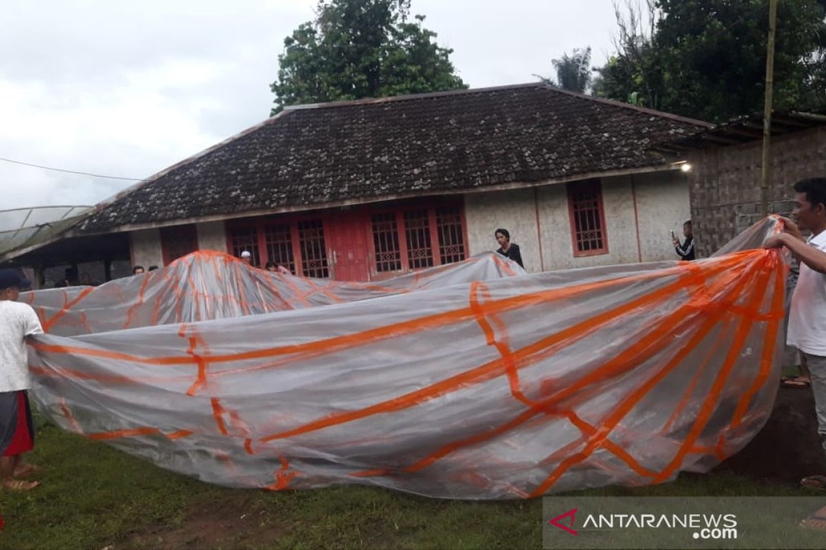 Warga selatan Cianjur temukan balon udara berukuran besar