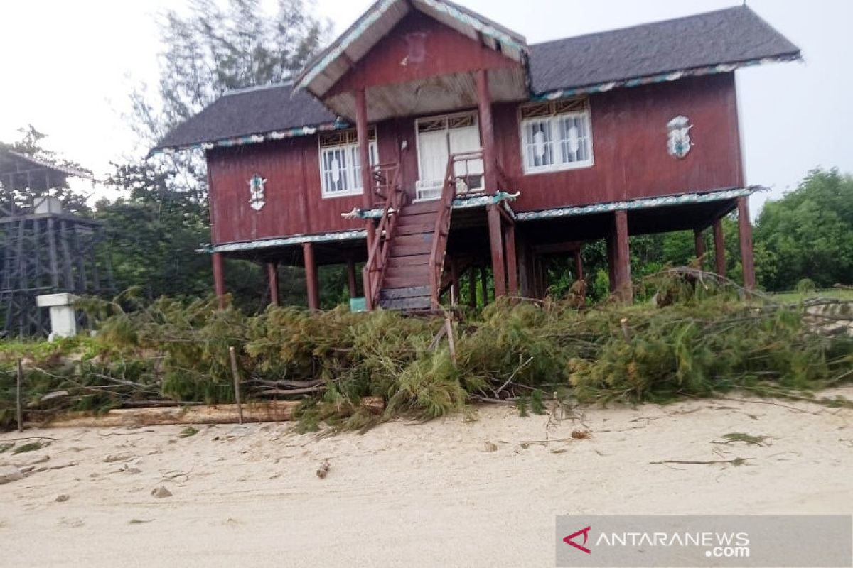 Aset wisata di Pantai Ujung Pandaran ini terpaksa segera dibongkar