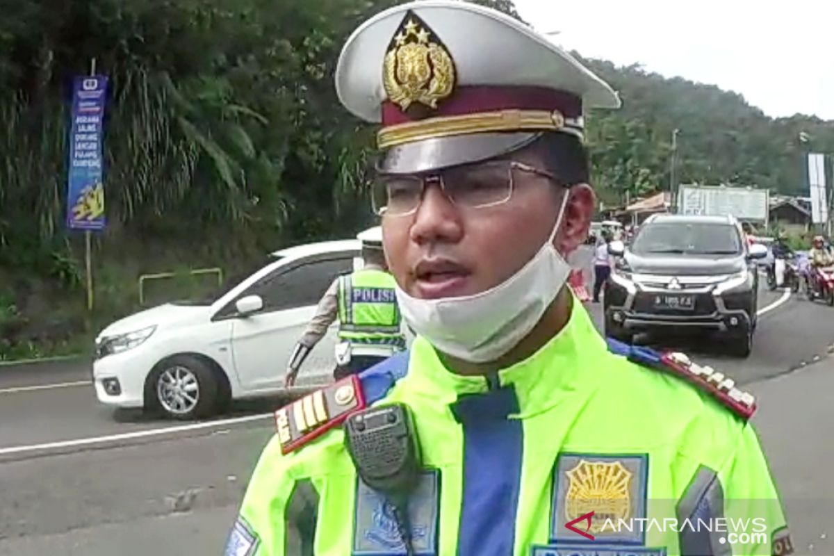 Kendaraan pelat B di jalur Puncak Bogor diminta putar balik oleh petugas