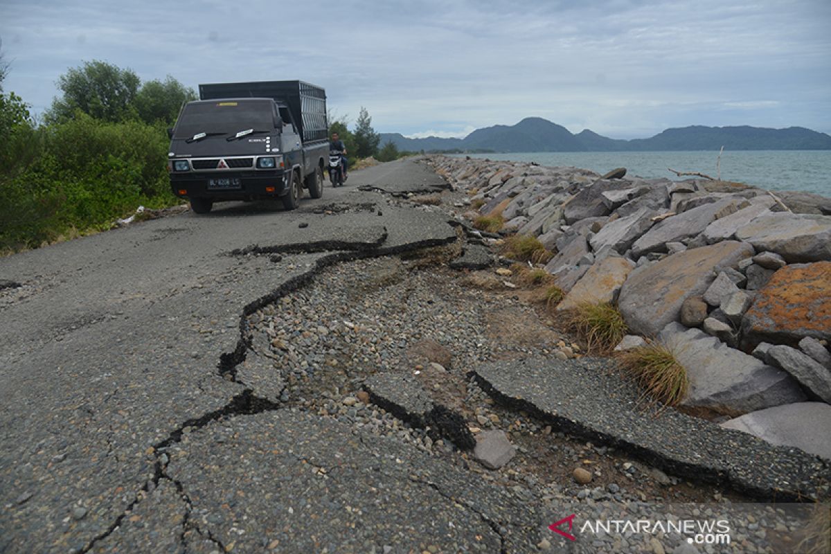 Kerusahan jalan pantai meluas