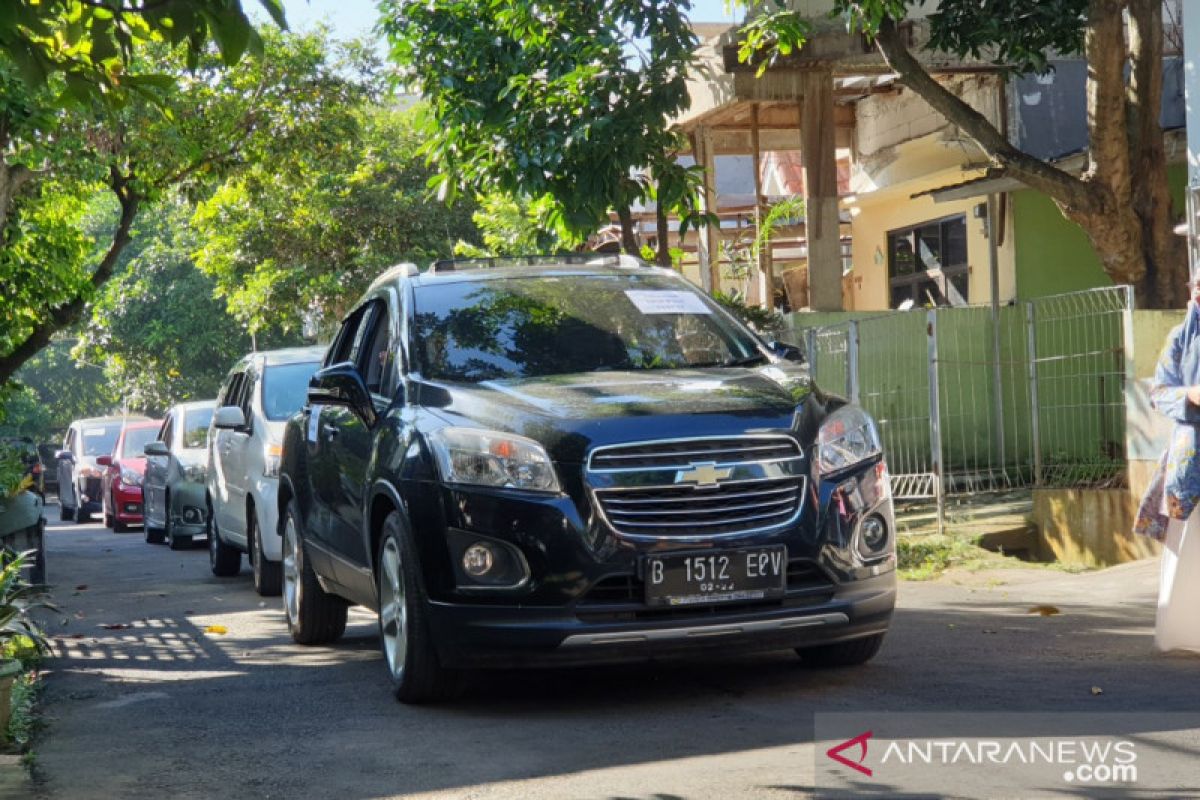 Warga Azalea Depok siasati silaturahim lebaran dengan drive thru