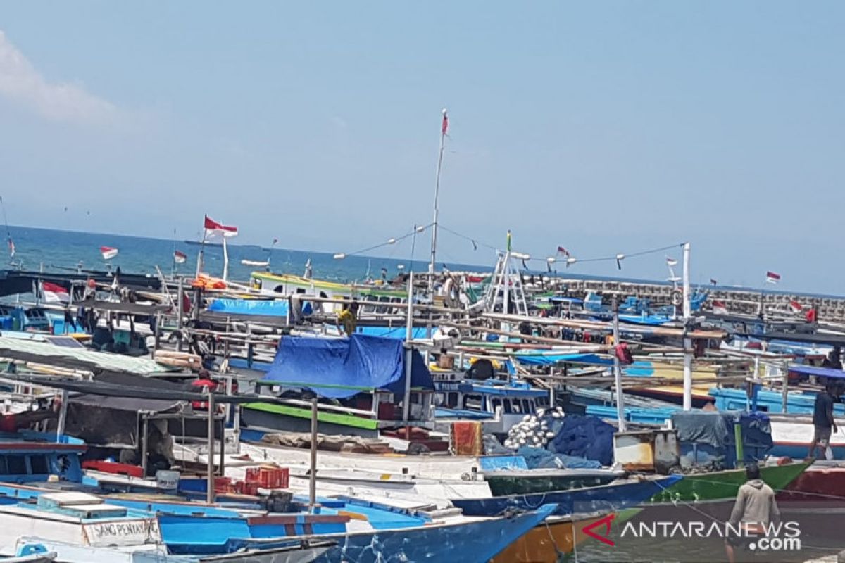 Nelayan tidak melaut di NTT karena gelombang  tinggi