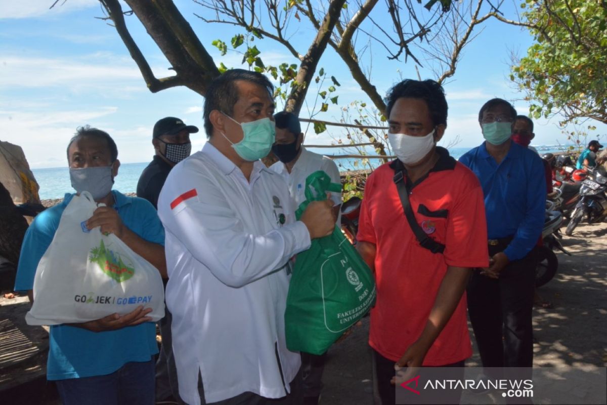 Denpasar berikan 272 sembako kepada nelayan terdampak COVID-19