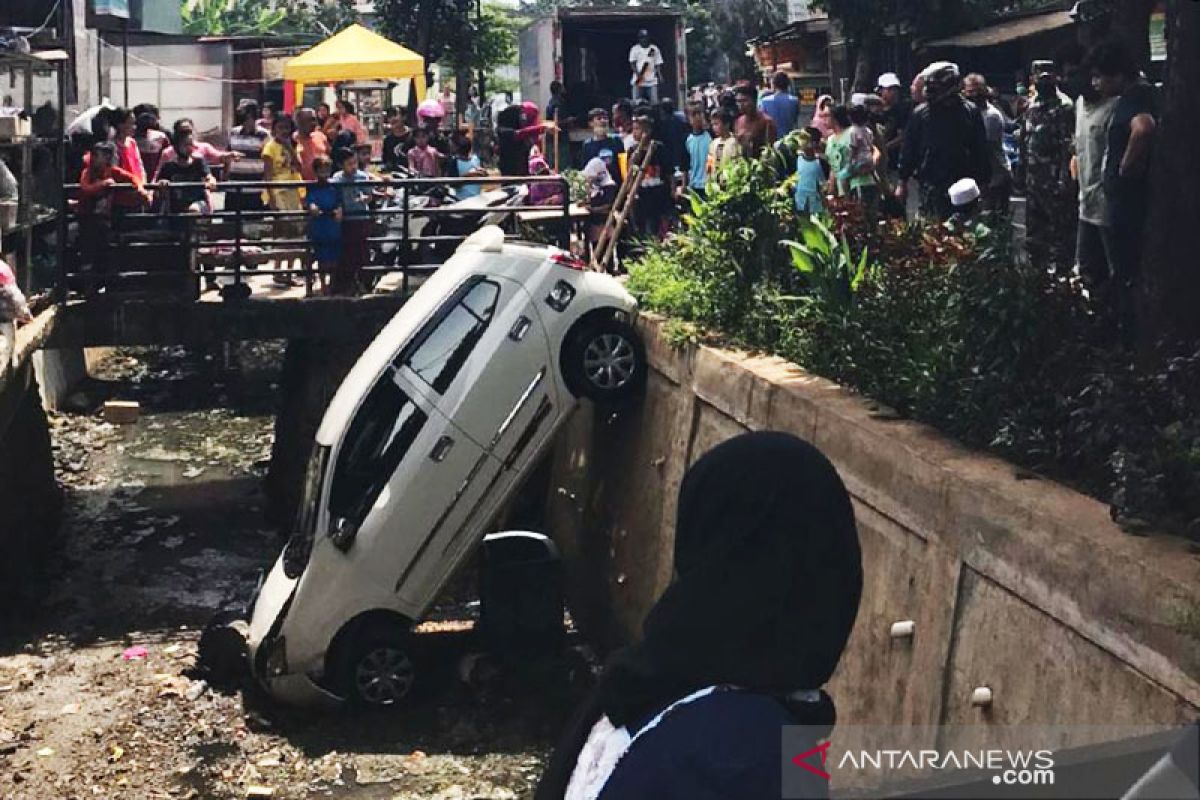 Minibus terperosok saluran air di Jaktim  akibat pengendara panik