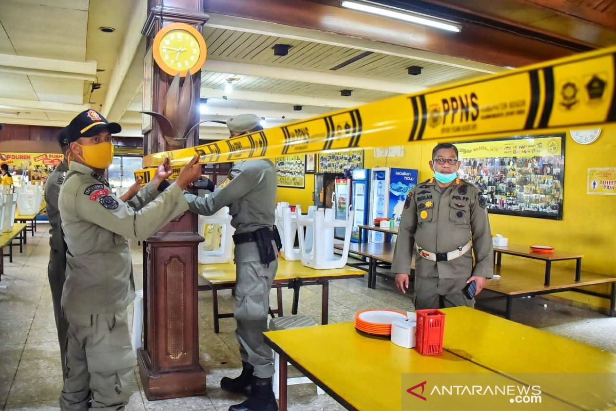 Petugas tutup paksa restoran pelanggar PSBB di Jalur Puncak Bogor