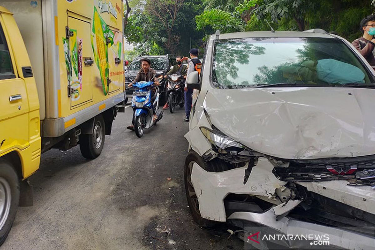 Kecelakaan lalu lintas libatkan sejumlah kendaraan di Tanah Kusir