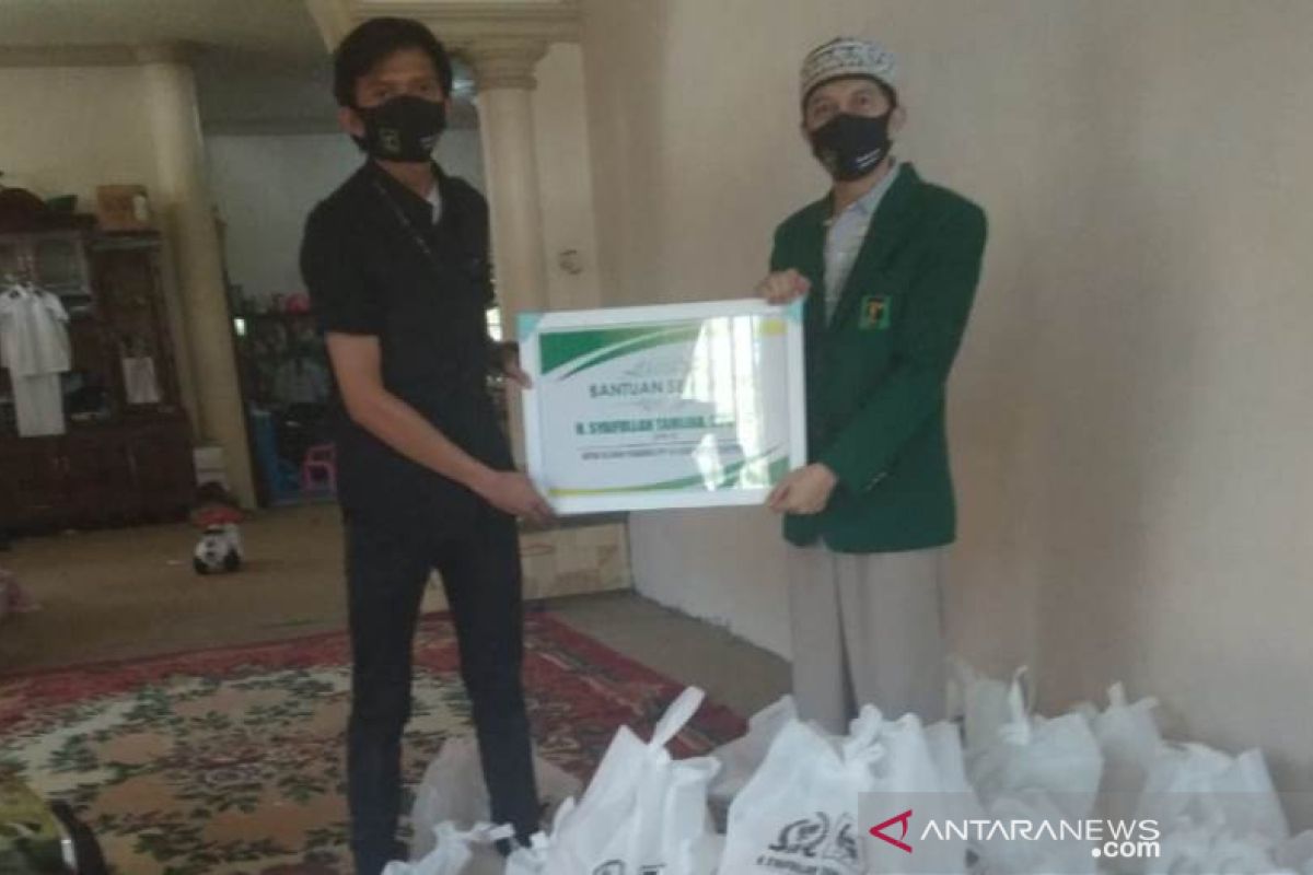 Peduli dampak COVID-19, Syaifullah Tamliha serahkan bantuan paket sembako