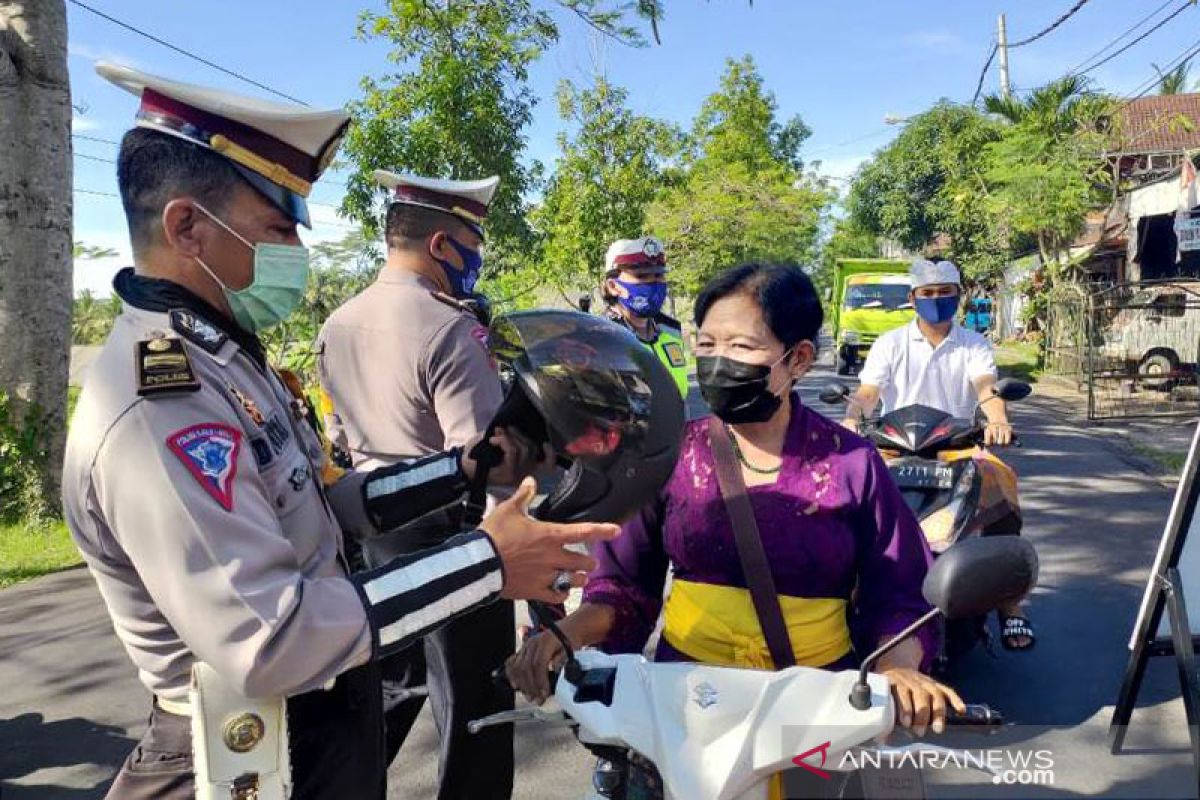 Polres Bangli perketat akses di perbatasan dan bagikan helm