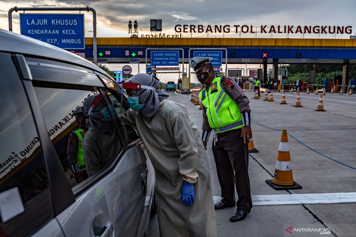 Travelers heading to Semarang city undergo random rapid testing