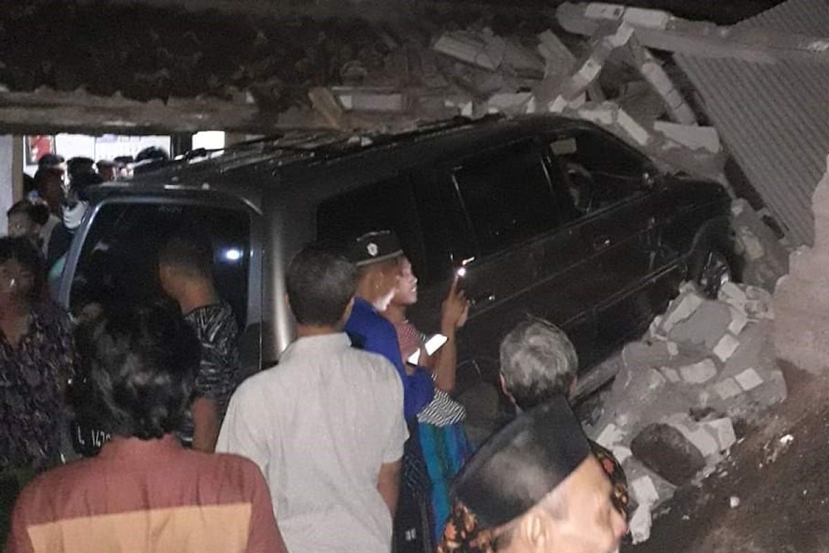 Mobil Panther tabrak rumah di Rembang, dua orang tewas