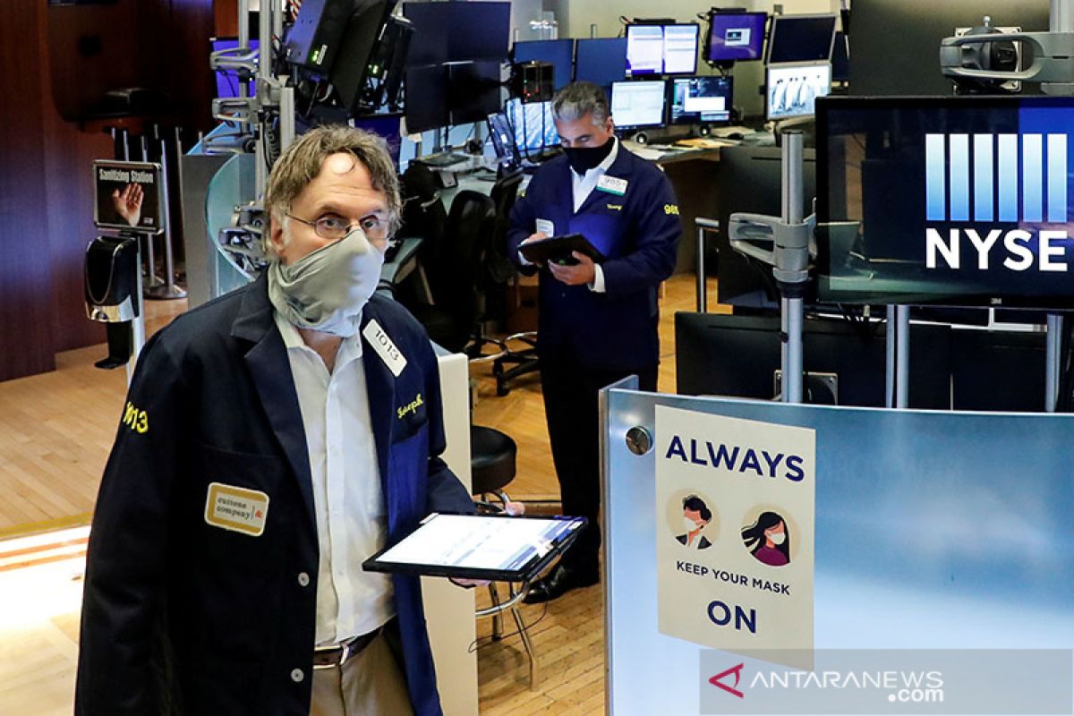 Wall Street dibuka lebih tinggi ketika investor cerna data baru