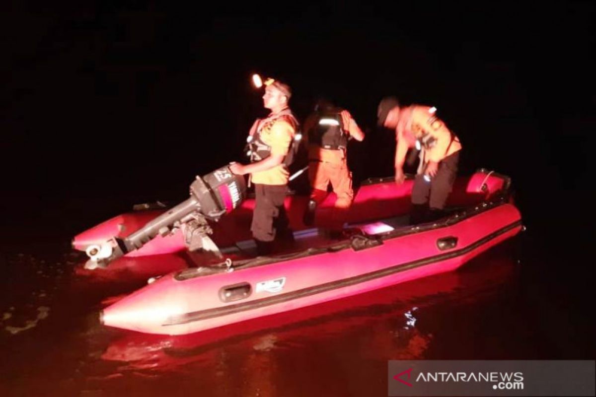 Mandi di laut, Munawarah dan dua temannya hilang digulung ombak