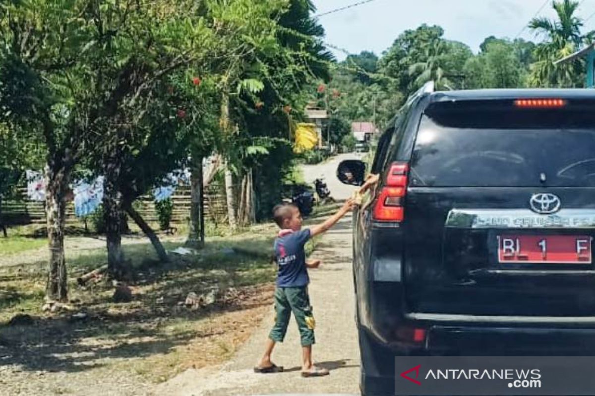 Bupati Aceh Barat bagi-bagi THR untuk anak-anak di sepanjang jalan