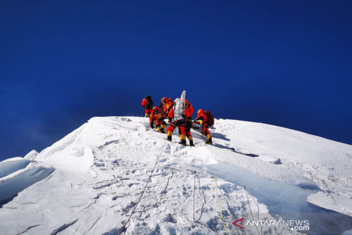 Puncak baru Gunung Qomolangma 8.848 mdpl, paling tinggi di dunia