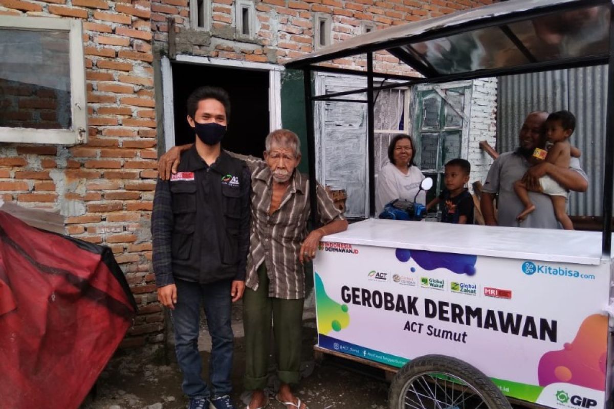 ACT Sumut beri bantuan gerobak kepada penjual keripik