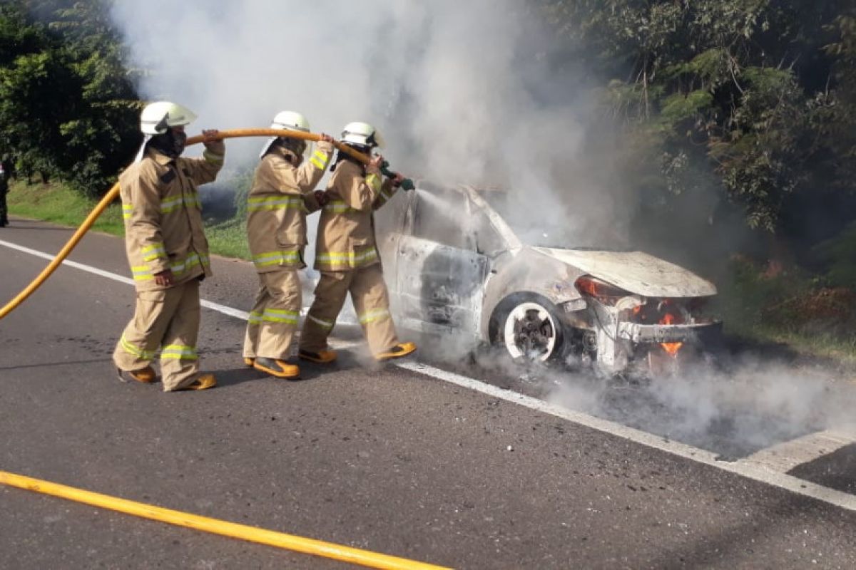 Pengendara selamat dalam kebakaran mobil di KM3 Tol Halim