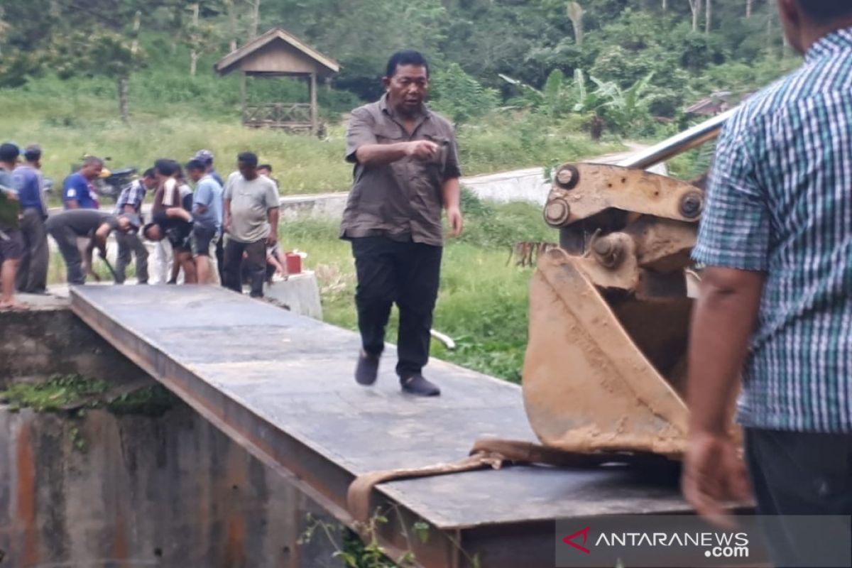 Bupati Madina kembali perbaiki jembatan rusak