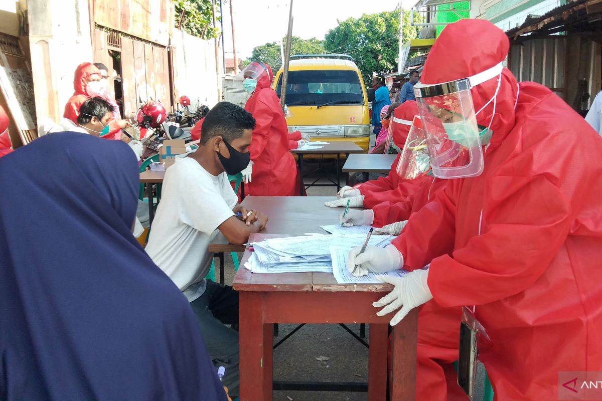 Warga Jalan Perikanan Kota Sorong jalani tes cepat cegah COVID-19