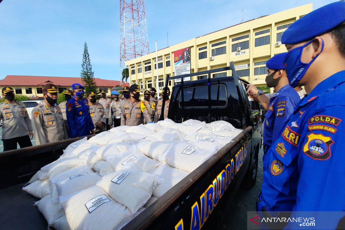 Polda Kalsel membagikan 70 ton beras bantuan Kapolri