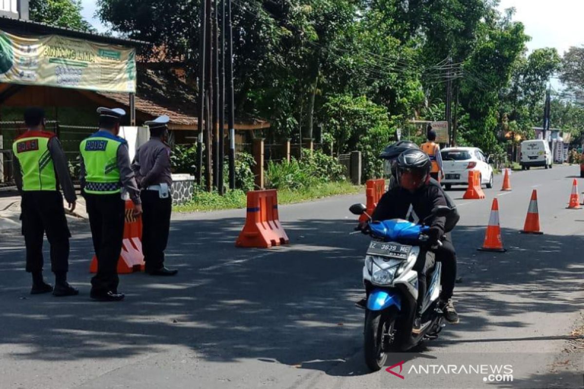 Polisi lakukan penyekatan kendaraan di Gentong Tasikmalaya