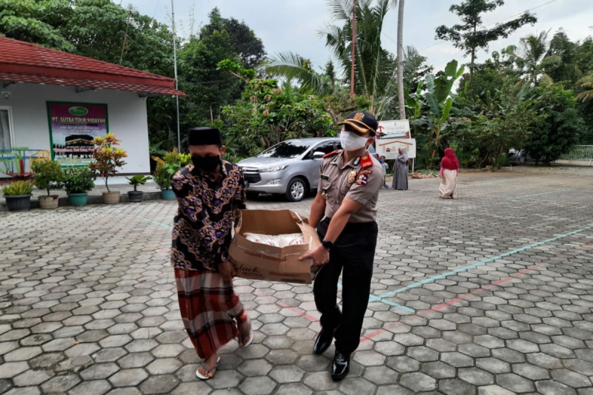 Mantan Wakapolres Kulon Progo berikan bantuan sembako ke Panti Asuhan Ibnu Fattah