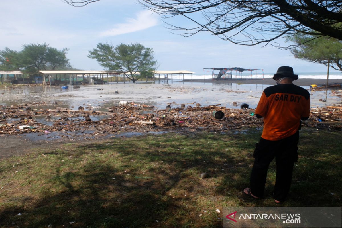 Gelombang tinggi menyebabkan tumpukan sampah di Pantai Trisik Kulon Progo