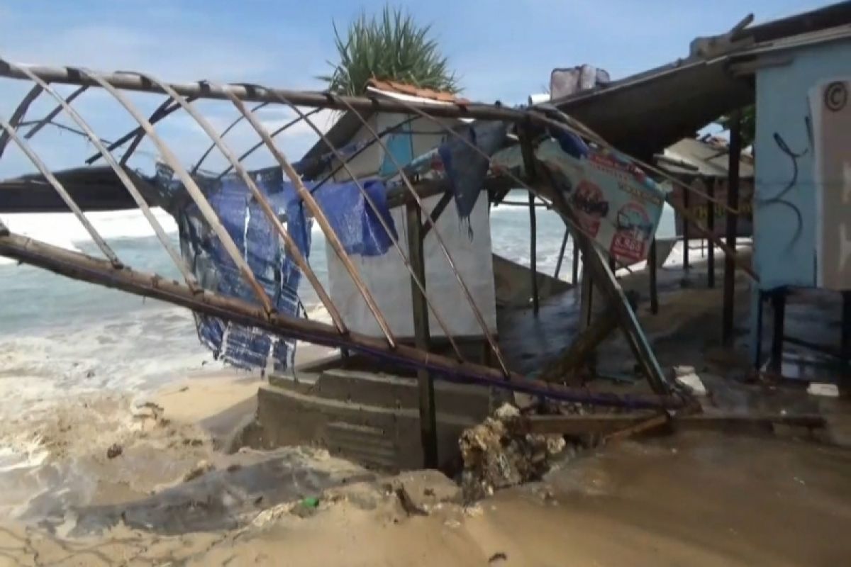 Diterjang gelombang, ratusan "gazebo" di pantai Gunung Kidul-DIY rusak