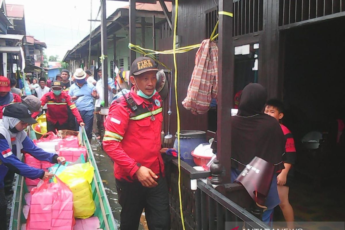 Relawan Salurkan Makanan untuk Korban Banjir Samarinda