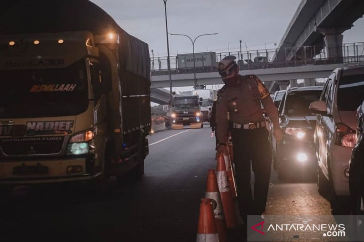 Ribuan mobil menuju Jakarta diminta putar-balik di tol Jakarta-Cikampek