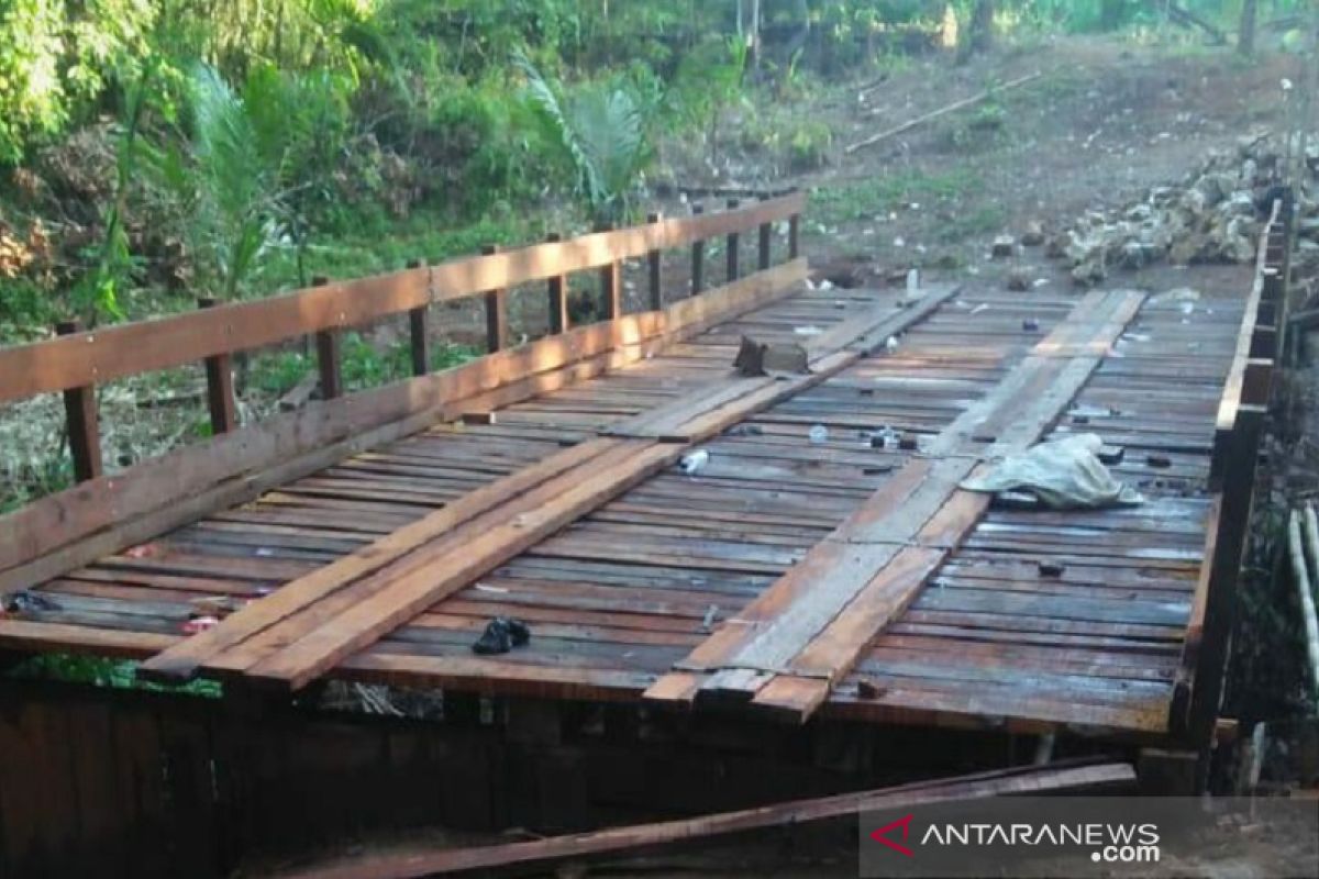 Sempat rusak, akses jembatan ke Desa Aniungan dibangun kembali