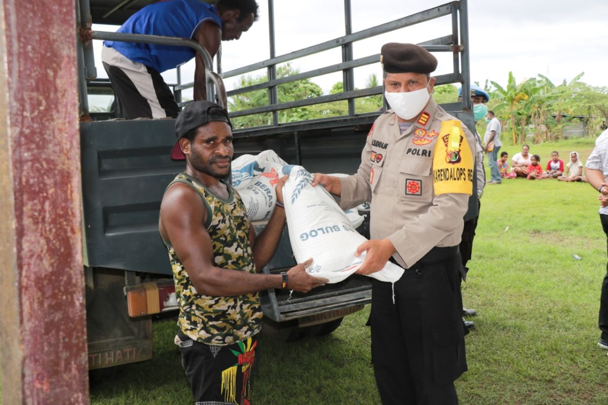 Polres Merauke distribusikan bantuan beras dari Mabes Polri ke warga