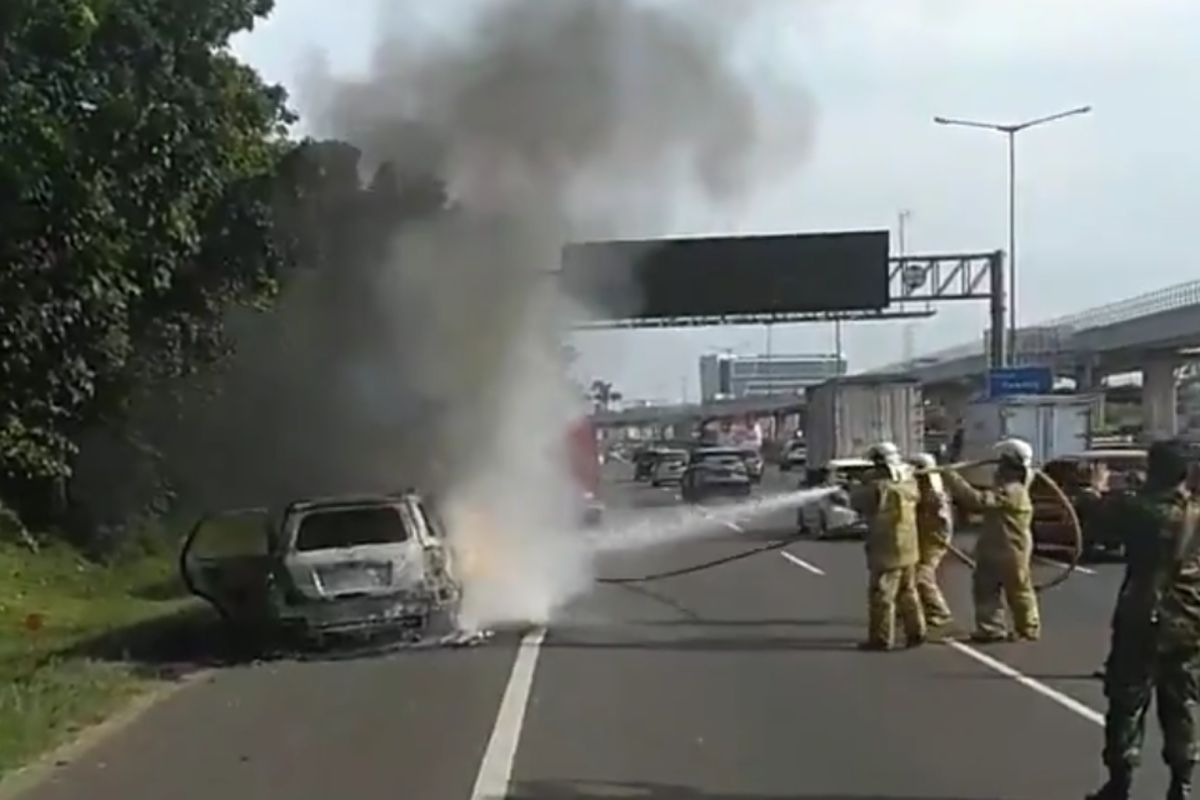 Sebuah mobil terbakar di bahu KM3 Halim Tol Jakarta-Cikampek