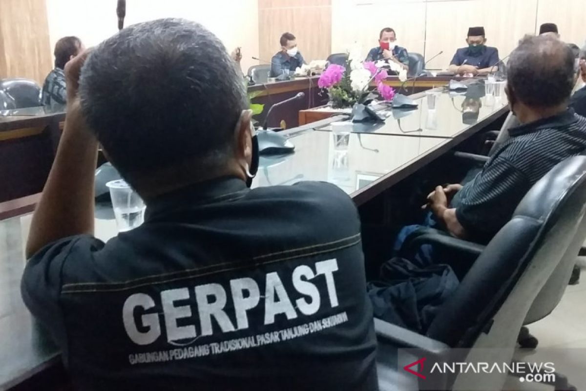 Pedagang keluhkan penutupan pasar tradisional di Jember selama sepekan