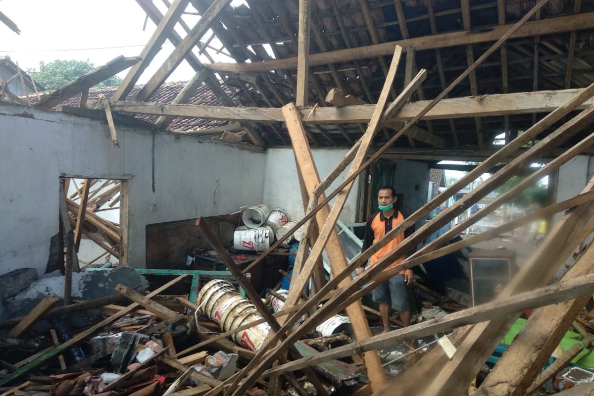 Gelombang tinggi merusak rumah dan warung di Pantai Payangan Jember