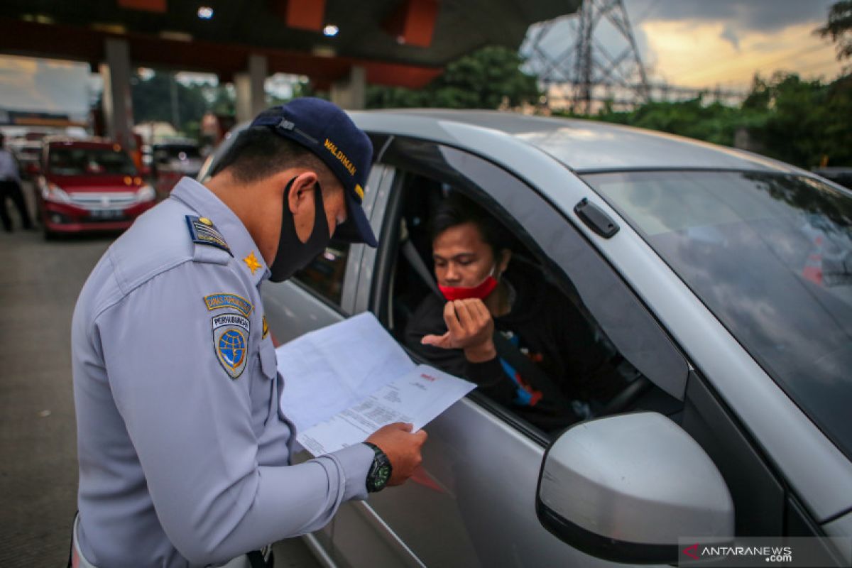 Ratusan kendaraan pemudik diminta putar balik di perbatasan Jakbar