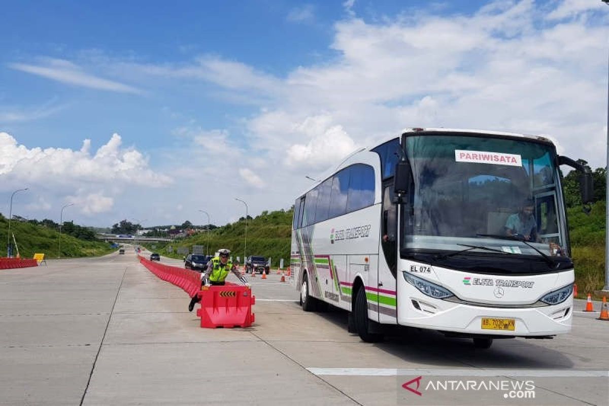 Hampir 1.000 kendaraan diputar balik di Gerbang Tol Kalikangkung, Semarang